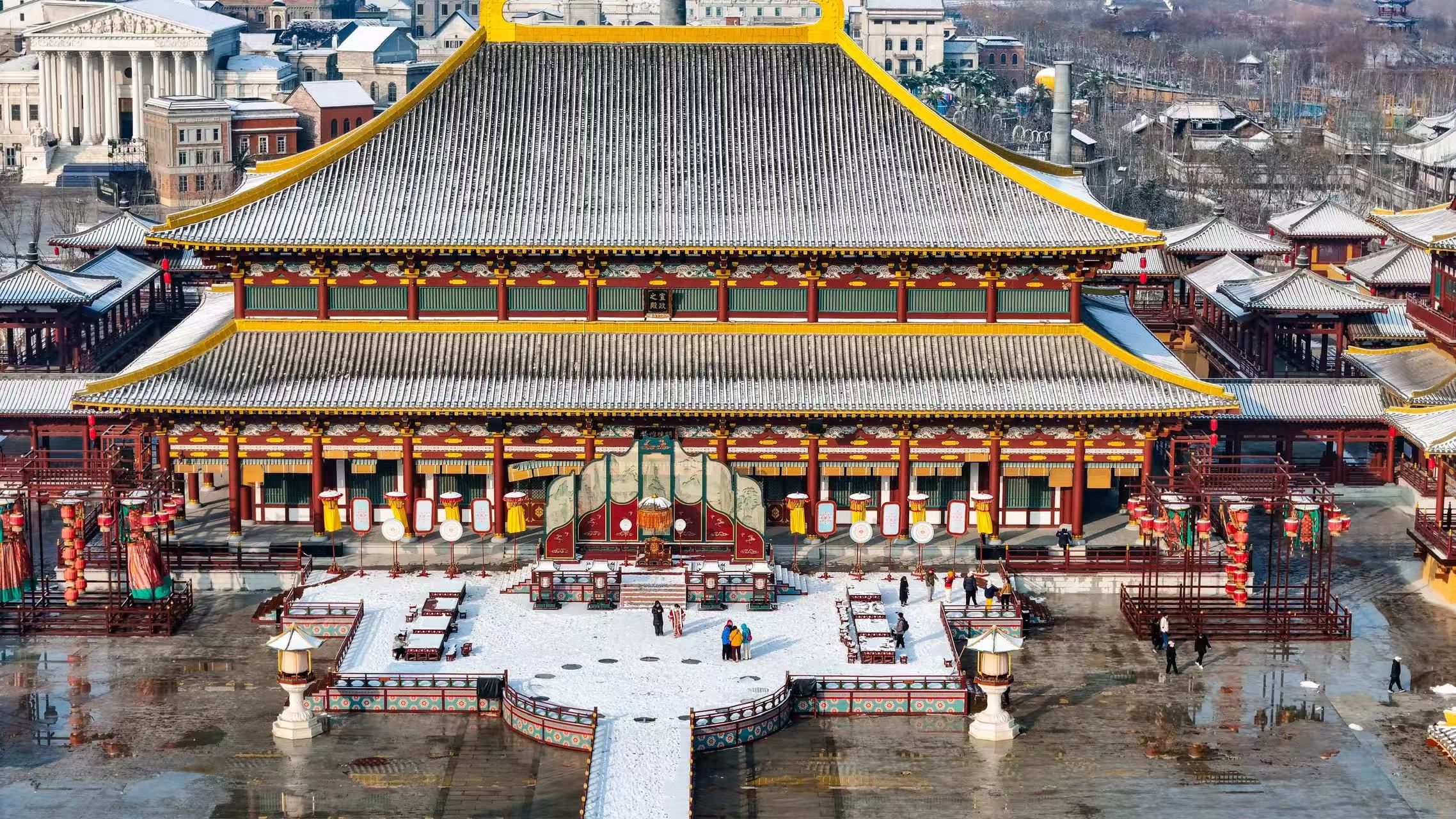 游客在山東省樂陵影視城雪景中打卡拍照