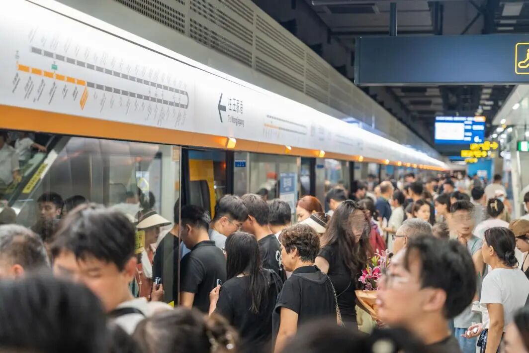 在旅游季期間站臺(tái)客流如織