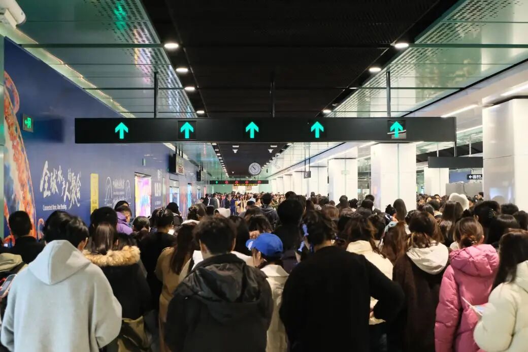 演唱會(huì)結(jié)束后歌迷前往健身中心(紅島會(huì)展)站乘地鐵返程