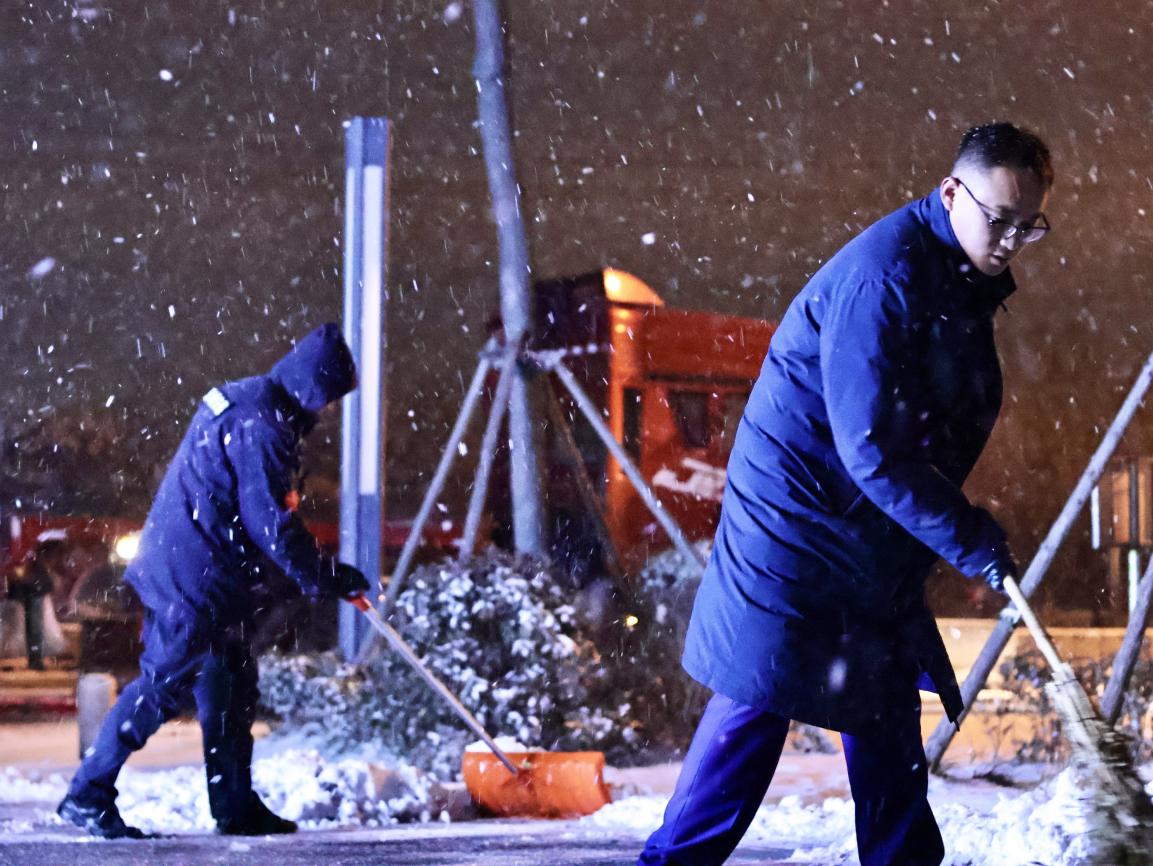 車站清掃出入口積雪，方便乘客進(jìn)出