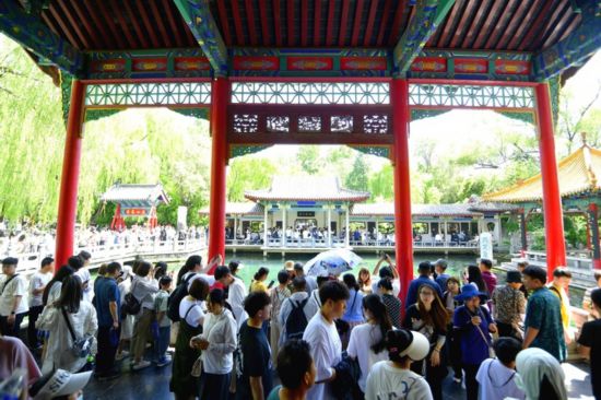 噴涌不竭景色美，游人如織顯活力