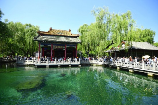 噴涌不竭景色美，游人如織顯活力