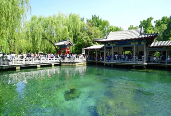 噴涌不竭景色美，游人如織顯活力