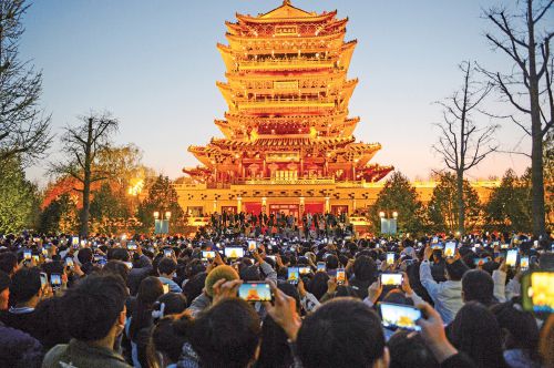 視覺(jué):半城湖色一樓璀璨