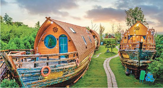 日照市山海天旅游度假區(qū)七墩八臺船屋民宿將報廢的漁船進行藝術(shù)化改造，打造了山海之間獨一無二的文化旅游佳地。