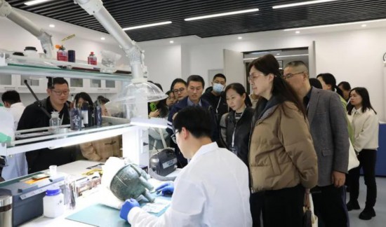 現(xiàn)場觀摩學(xué)習(xí)。