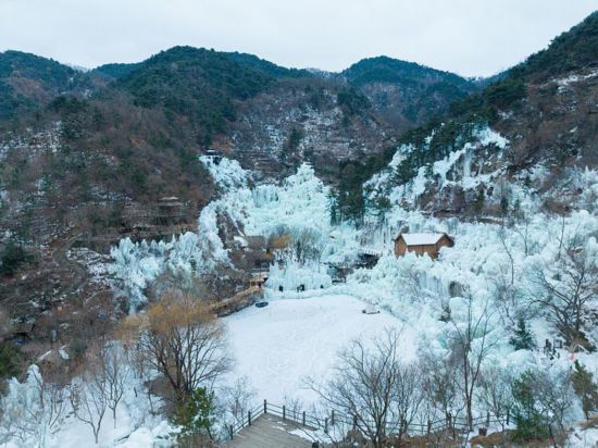2024年1月16日，濟(jì)南九如山景區(qū)冰瀑美如畫。圖源：視覺中國