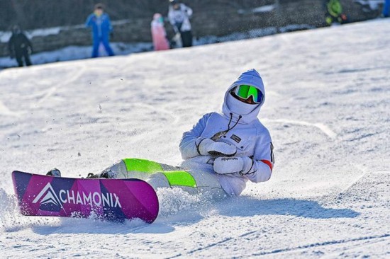 2022年1月9日，山東濰坊，滑雪愛好者在青州市一家滑雪場(chǎng)滑雪。圖源：視覺中國