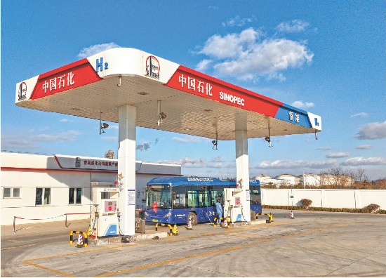 車輛在青島煉化公司海河路加氫站進(jìn)行氫氣充裝。