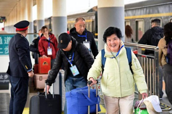 2025年青島首趟“銀發(fā)旅游專列”從城陽(yáng)站發(fā)車。