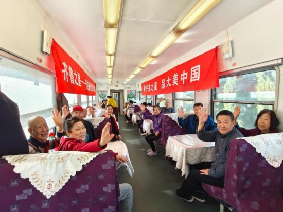 3月22日，首趟“齊魯之星”銀發(fā)旅游列車返程途中，旅客合影留念。