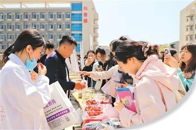 在考點(diǎn)現(xiàn)場(chǎng)，青島西海岸新區(qū)文旅內(nèi)容集中展示、特色農(nóng)產(chǎn)品免費(fèi)品鑒。受訪者供圖