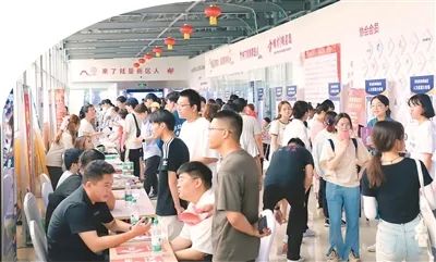 2025年青島西海岸新區(qū)“職通新區(qū)·位你而來(lái)”綜合類招聘會(huì)。受訪者供圖