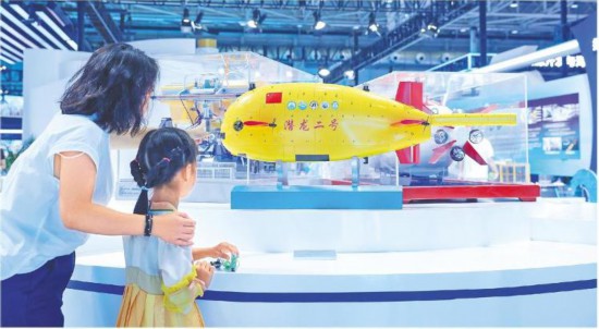 　　9月7日，市民游客在2025東亞海洋博覽會(huì)參觀。（張進(jìn)剛 報(bào)道）