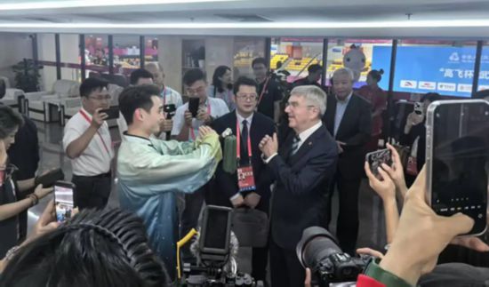 國際奧委會終身名譽主席托馬斯 巴赫先生親切接見山東隊冠軍運動員