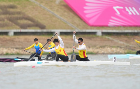 山東隊組合于岳斌（右二）/于陳偉（右一）奪得男子1000米雙人劃艇金牌