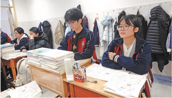 梁山一中新?lián)Q課桌較原來(lái)長(zhǎng)高了3厘米。