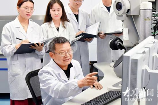 山東大學(xué)微生物改造技術(shù)全國重點(diǎn)實(shí)驗(yàn)室現(xiàn)有專職研究人員近200名，研究人員平均年齡不超45歲，已形成一支出類拔萃科研生力軍。圖為張友明院士和青年科研人員。